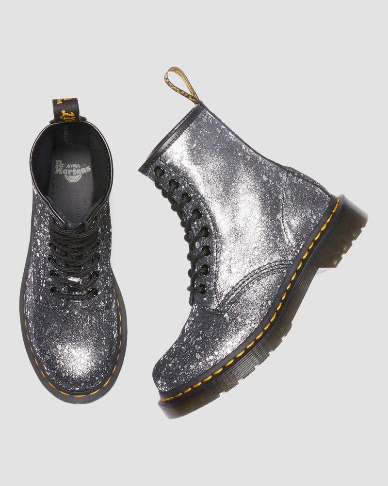 Dr Doc Martens 1460 Metallic Splatter Gamuza Encaje Up Boots (Metallic Paint Splatter Gamuza) Negros | HE95-X2SP